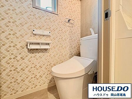 窓のある明るいトイレは換気も可能、清潔感のある温水洗浄便座です。