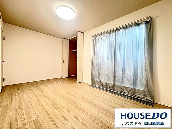 バルコニーと繋がるお部屋ですのでお布団などの大きな洗濯物もそのまま干してフカフカに♪2面採光のため明るく、風通しの良いお部屋です。