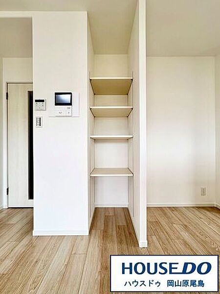 調味料や保存容器など、頻繁に使用はするけど出しっぱなしにしておきたくないものばかり・・・。キッチン収納のおかげで急な来客時もキッチン廻りはスッキリです◎