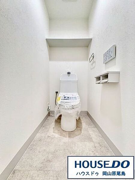 清潔感のある温水洗浄便座です。