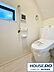 トイレ：トイレは1階と2階に配置、清潔感のある温水洗浄便座です。