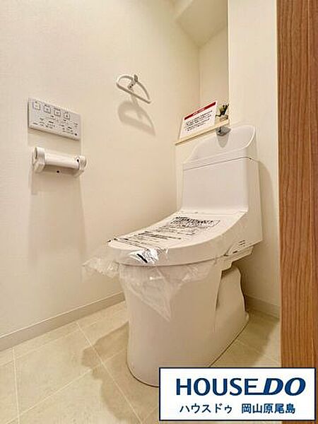 トイレは清潔感のある温水洗浄便座です。