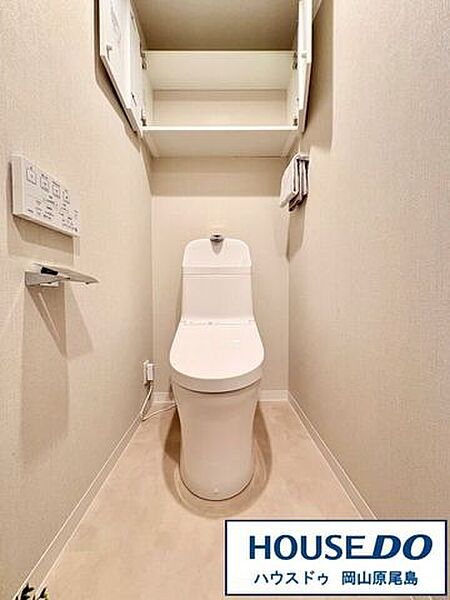 トイレ上部には、トイレットペーパーや掃除用具などのストックに最適な収納スペースも完備しています！