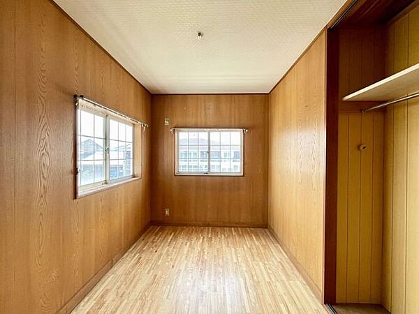 2面採光のため明るく、風通しの良いお部屋です。　※写真はリフォーム前のものです。