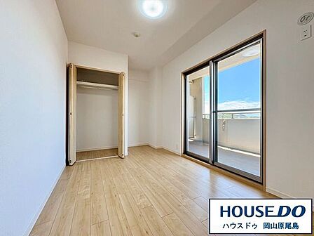 シンプルなお部屋だからこそ趣味に合わせて快適に使えますね。クローゼット付きでお部屋をすっきり見せる事が出来ます♪