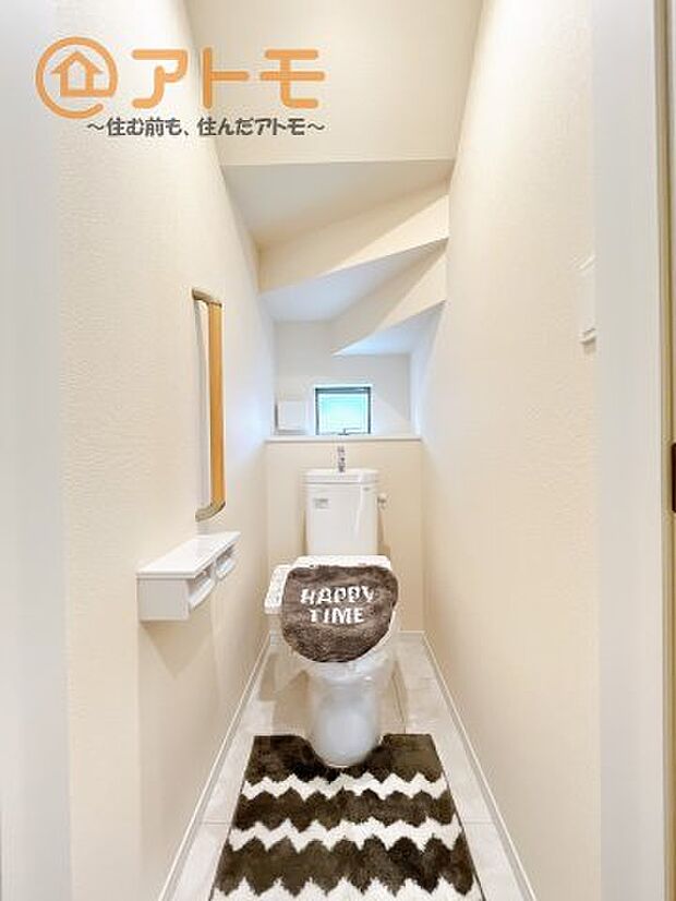 窓があり換気もすぐにできる、清潔感のあるトイレです♪