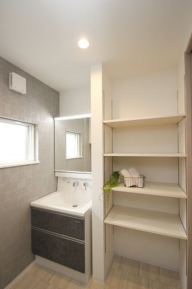 【洗面】洗面脱衣室には豊富な収納スペースを完備。