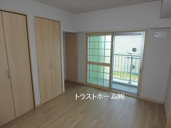 バルコニー側洋室