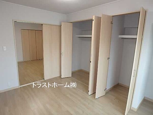 バルコニー側洋室