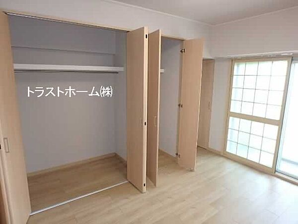 バルコニー側洋室
