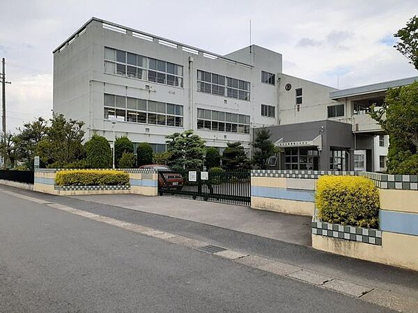 尾西第三中学校 910m