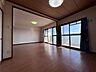 リビング/ダイニング：主要採光南向きで日当たり良好です！
