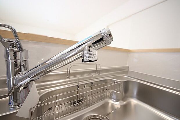 キッチンの蛇口は先端に浄水器を内蔵しているためスペースを取らず、見た目もスッキリしています。