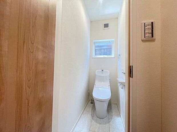 便器も便座もお掃除ラクラクの一体型シャワートイレです。