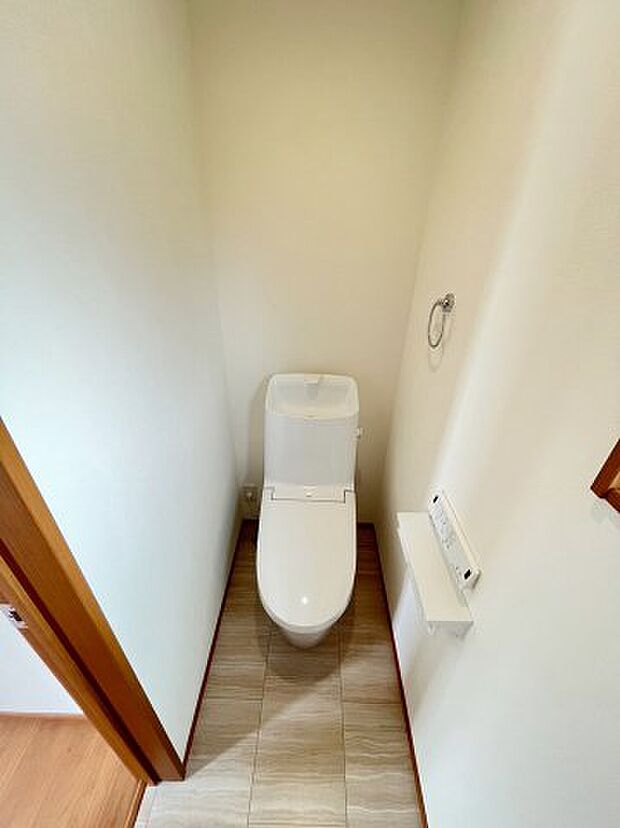 1階と2階の2ヶ所。便器も便座もお掃除ラクラクの一体型シャワートイレ。