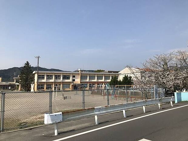 【小学校】霧島市立国分北小学校まで350ｍ