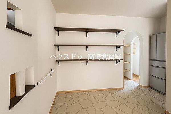 キッチンの作り付け棚は、収納力とデザインを両立。美しく整った空間で、使いやすさも心地よいです。