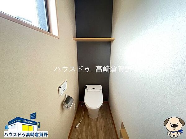 1Ｆトイレ。トイレに窓があるので湿気がこもりにくく、カビや結露を防げます。