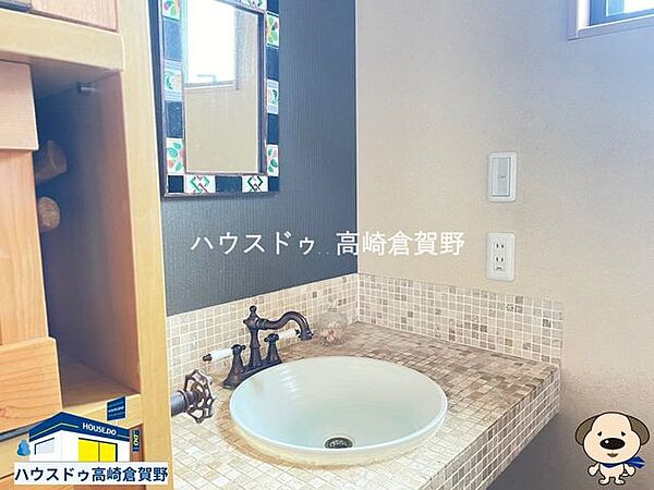 丸型ボウルの洗面台とタイル付きミラーが目を引く、カフェのような洗面空間。朝の支度も気分が上がります♪