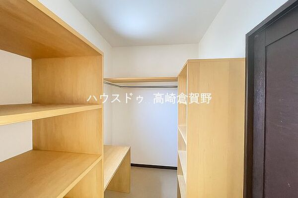 ウォークインクローゼットは広々とした収納スペースで、洋服や小物を効率よく整理できるため、毎日の身支度がスムーズになります。