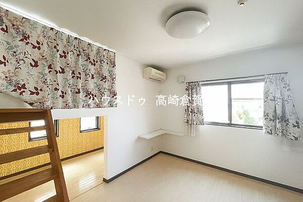 洋室の階段を上るとバルコニーに出られる設計です。プライベートな屋外空間へのアクセスがスムーズで、くつろぎやリフレッシュに最適です。