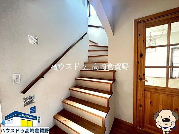 階段に窓があり、やさしい自然光が差し込む明るい空間。日中も照明いらずで気持ちよく上り下りできます♪