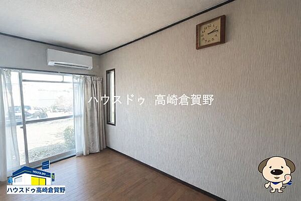 自然光がたっぷり差し込み、明るい室内。開放感があり、心地よく快適に過ごせる空間です。