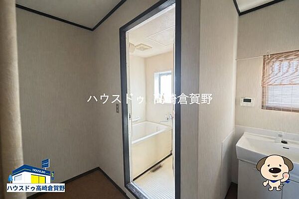 (イメージ画像)窓付きの浴室で、自然光が入り明るく、換気もしやすい清潔感のある空間。快適に入浴できるリラックス空間です。