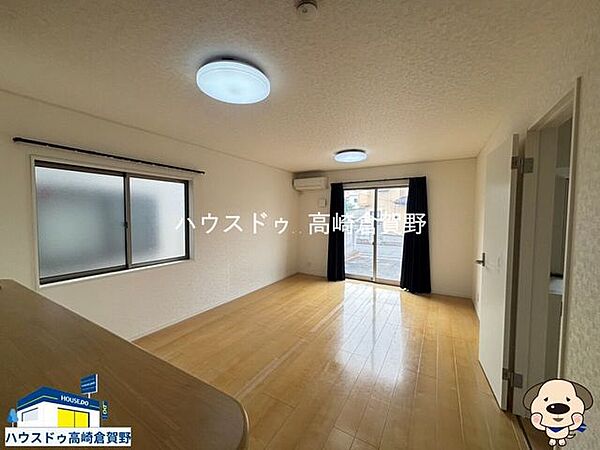 リビングは南側に掃き出し窓を設け、二面採光で明るく開放感のある空間です。