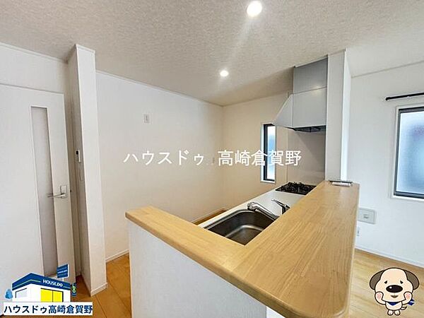 キッチンはリビングを見渡せる開放的な設計です。