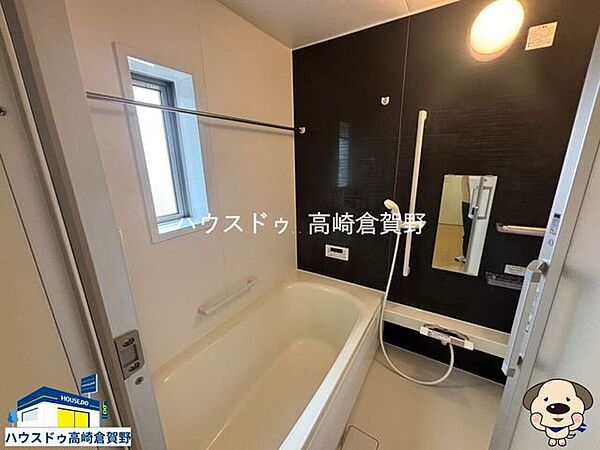 浴室暖房乾燥機を備え、天候を気にせず洗濯が可能。物干し竿付きに加え、窓からの自然換気と採光も確保した快適仕様です。