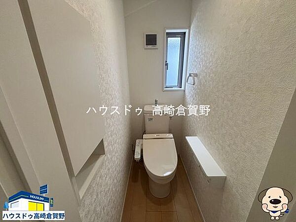 1階トイレ。便利な壁面棚付き。TOTO製の自動開閉機能で、非接触・清潔にお使いいただけます。