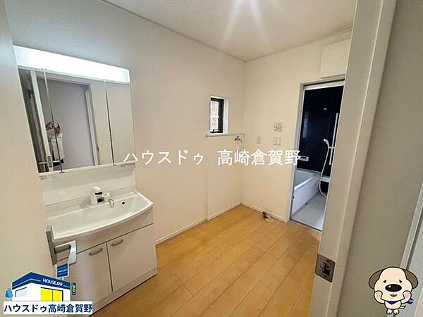 洗面所は窓から自然光が入る明るい空間。三面鏡付き洗面化粧台で、収納性と使い勝手にも優れています。