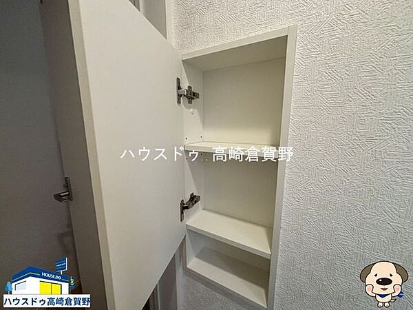 トイレの壁面棚。ストック品や小物をスマートに収納可能です。