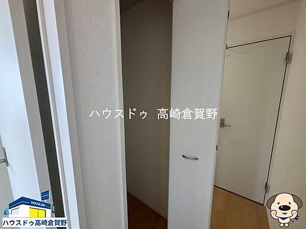 2階廊下にクローゼットを備え、収納力にも配慮されています。