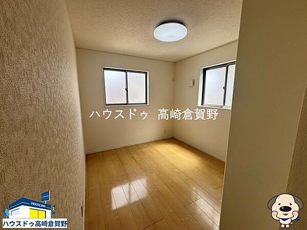 北側の洋室。型ガラス採用により、採光を確保しつつプライバシー性にも配慮されています。