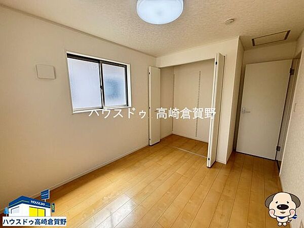 クローゼットを備え、衣類や荷物の収納に便利な設計です。