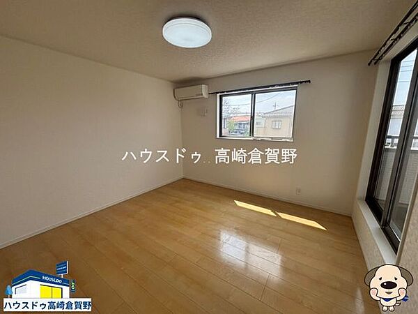 南側東洋室はウォークインクローゼットを備え、収納力も充実。インナーバルコニーへ直接出入り可能な、開放感のあるお部屋です。