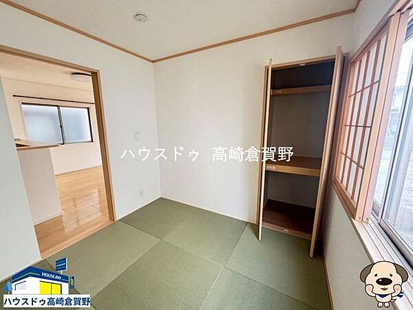 収納を備えた機能的な和室。障子越しのやわらかな採光で、穏やかな時間を過ごせる空間です。