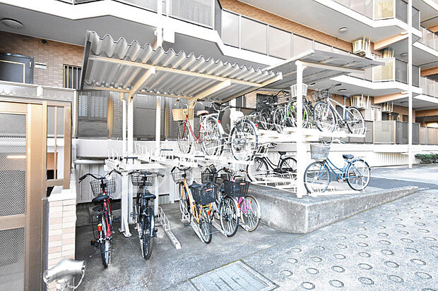 【駐輪場】屋根付きの駐輪場、雨風をしのいで大切な自転車を守ります。