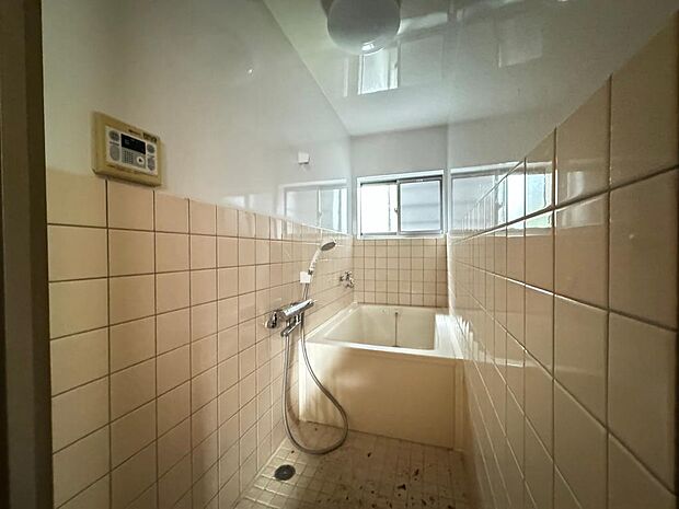 ノスタルジックなタイルが印象的な浴室です。