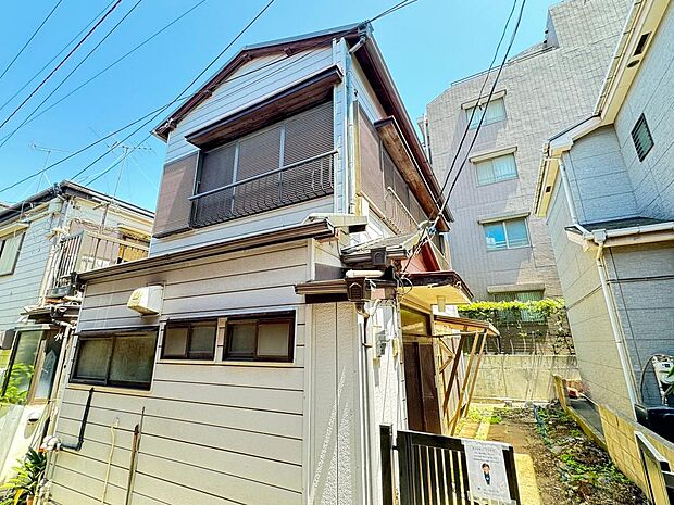 日本家屋らしい2階窓が印象的な、趣ある２階建てのお家。