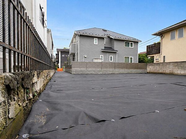 通りから距離があり、通行する日人の視線が気にならない立地です(2026年6月26日撮影)