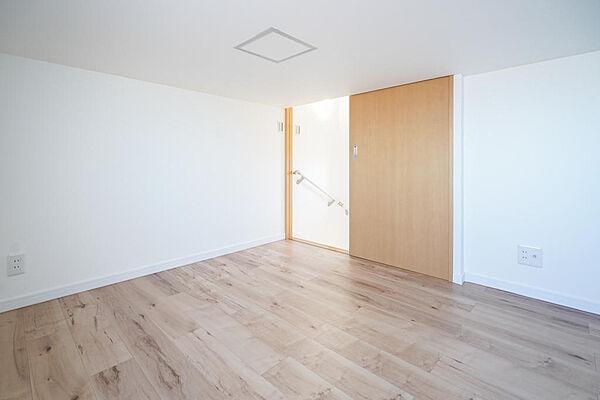 居室としても使えてしまいそうな４．５帖の小屋裏収納。不要な季節家電などを収納して、生活空間を快適に保てます。（R8年9月24日撮影）