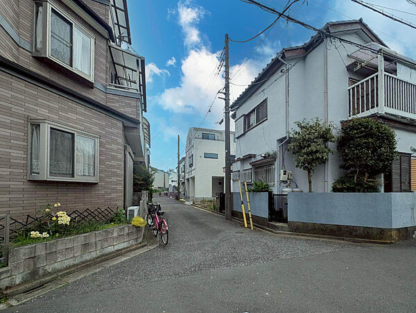 角を曲がって二軒目が本物件です。通りを行きかう人の視線が気になりにくい立地です。(2026年7月12日撮影)