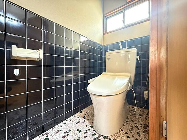 レトロな雰囲気が魅力の2階トイレ。温水洗浄便座や換気できる小窓付きでいつでも快適です。各階にトイレがあるので夜間も安心。