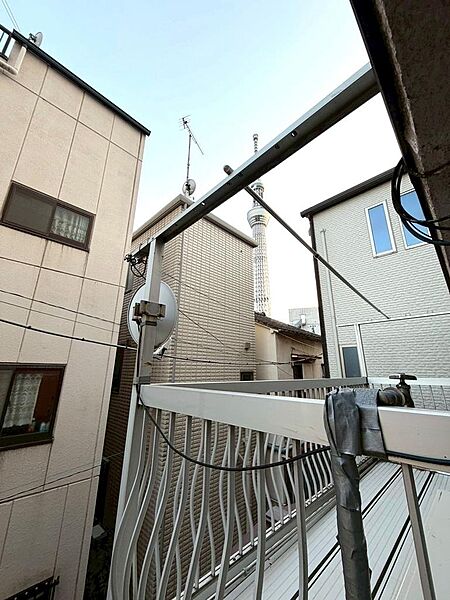 ふと見上げれば東京スカイツリー。2階バルコニーから望む、押上ならではの景色もこの住まいの魅力です♪