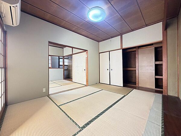 障子越しにやわらかな光が差し込む7帖の2階和室です。奥の和室と繋げて開放的に使うのもおすすめ。くつろぎの空間をぜひご体感ください。