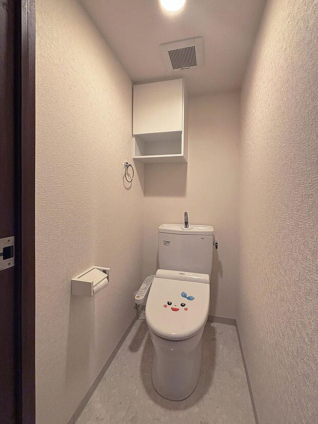 トイレは2015年1月に新規交換しています。上部にはトイレットペーパ等をしまえる吊戸棚が設置されています。