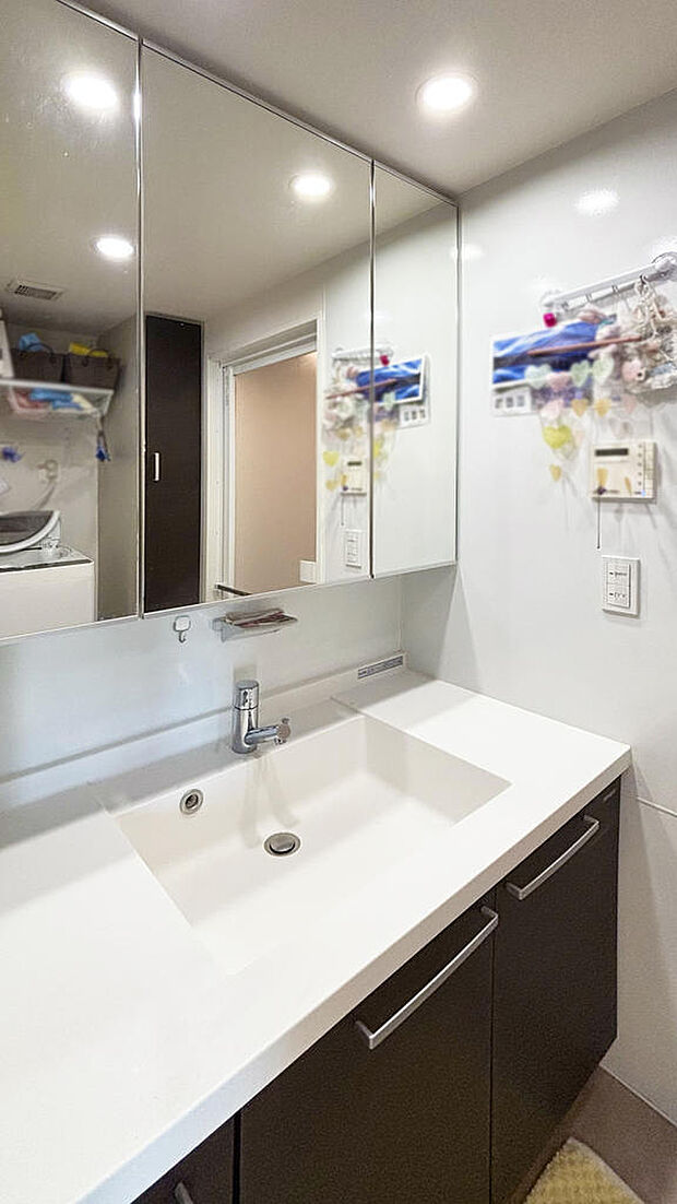 三面鏡収納付き洗面化粧台。洗面スパースにはタオル等を収納できるリネン庫が設置されています。